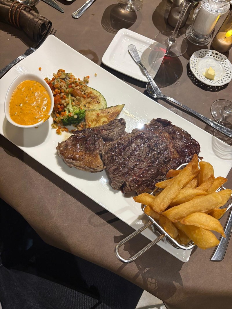 Entrecôte du moment 350gr, frites à l'ancienne et ses légumes + sauce au choix