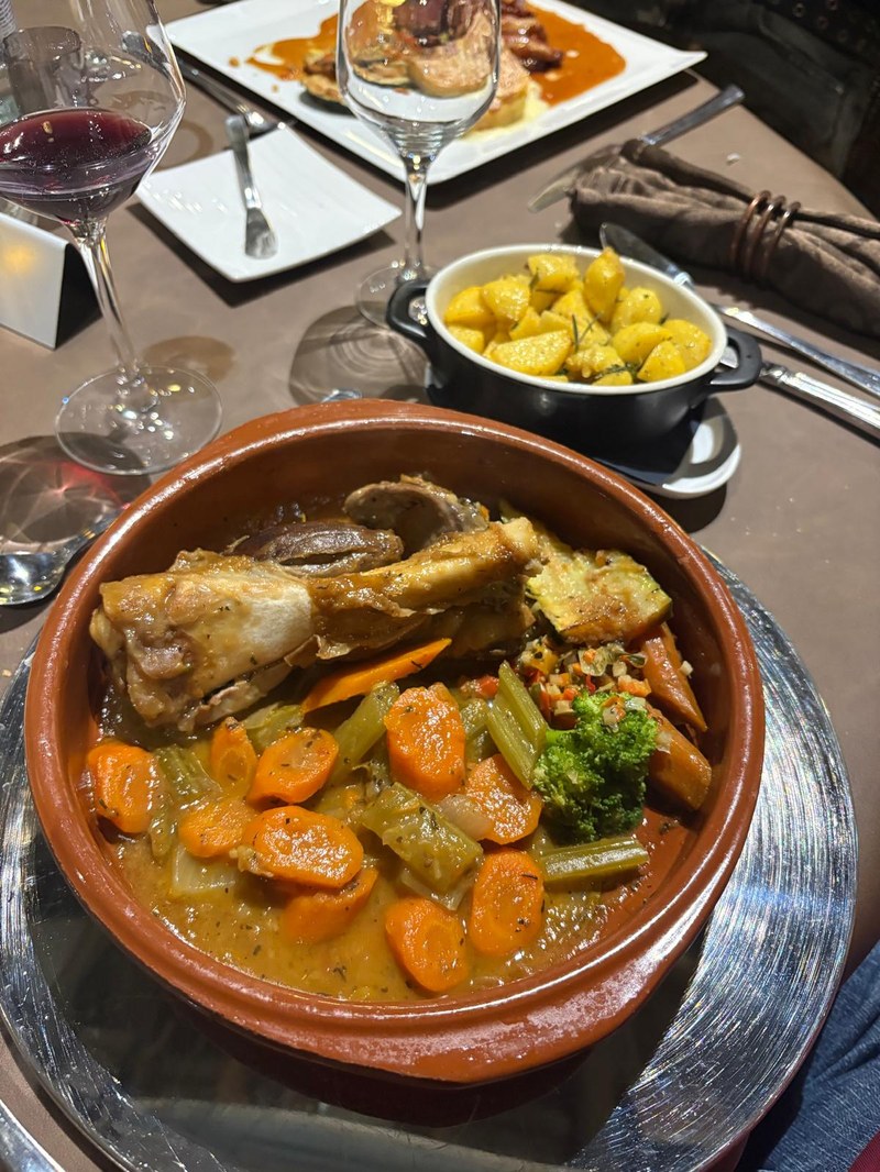 Souris d’agneau au jus de romarin et potatoes