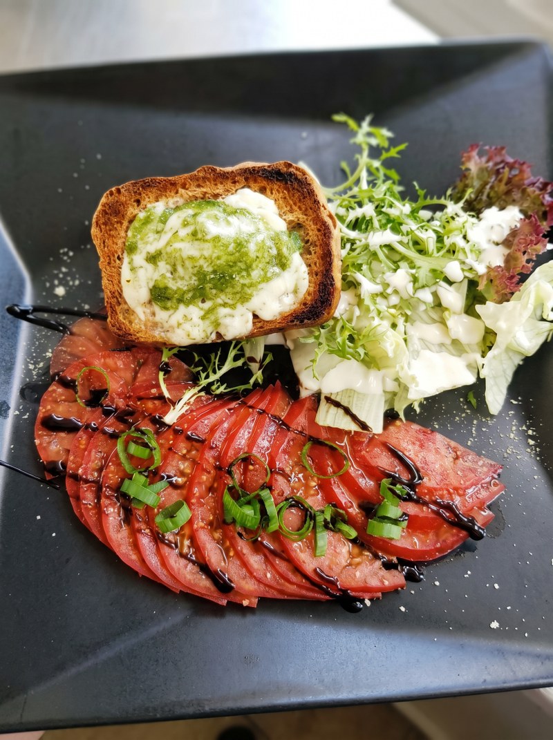 Émincé de tomates et toast au pesto