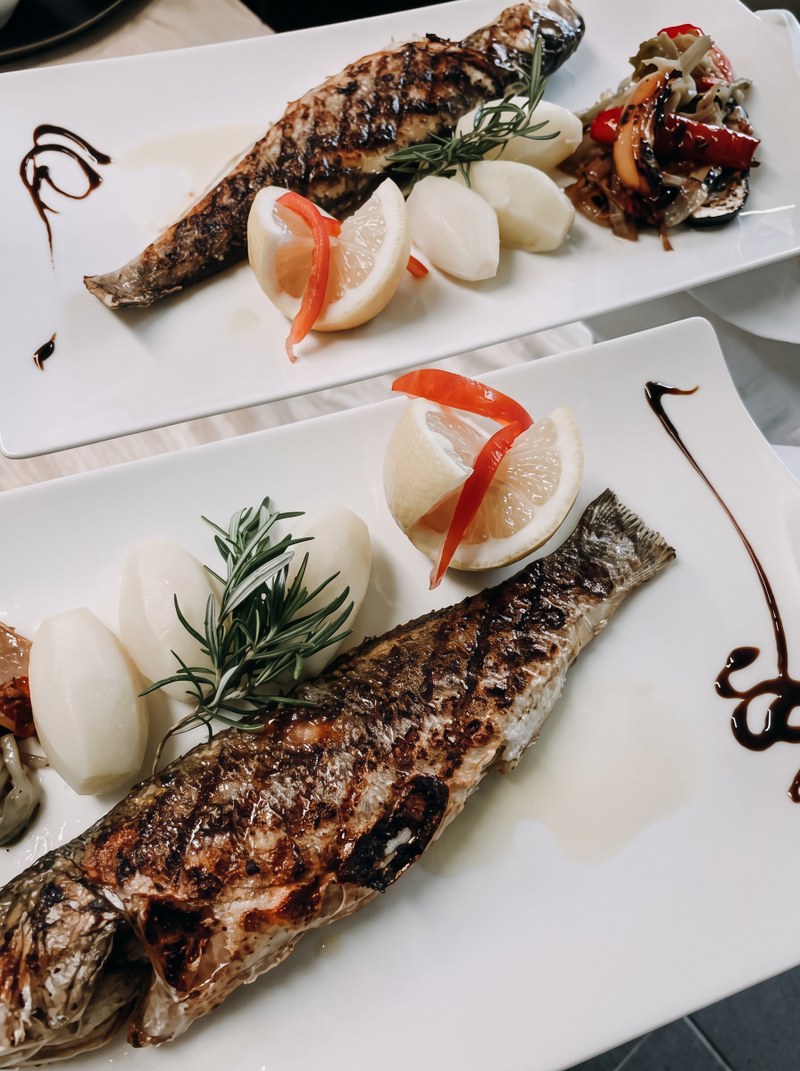 Poisson grillé, citron et romarin