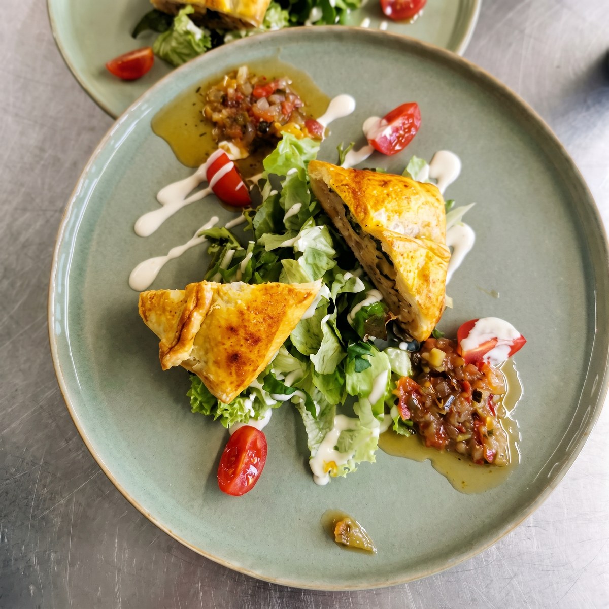 Feuilletés croustillants et salade