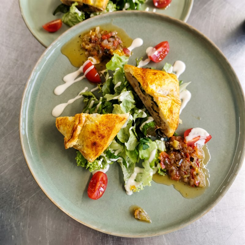 Feuilletés croustillants et salade