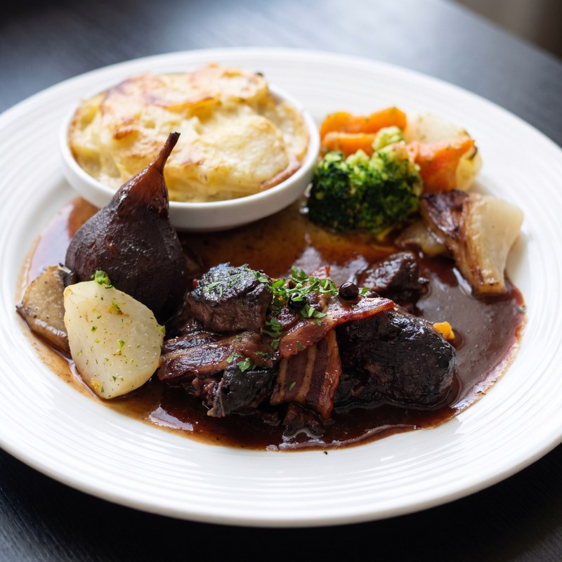 Viande braisée, poire pochée et gratin