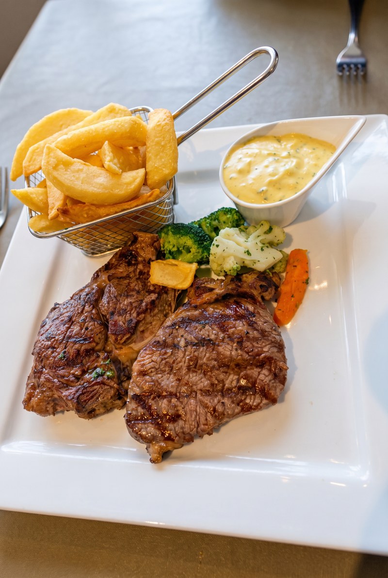 Entrecôte, frites à l'ancienne et béarnaise